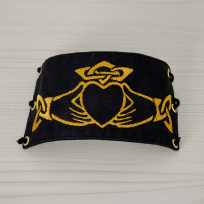 Bracelet en tissu noir brodé en doré d'un Claddagh