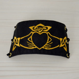 Bracelet en tissu noir brodé en doré d'un Claddagh