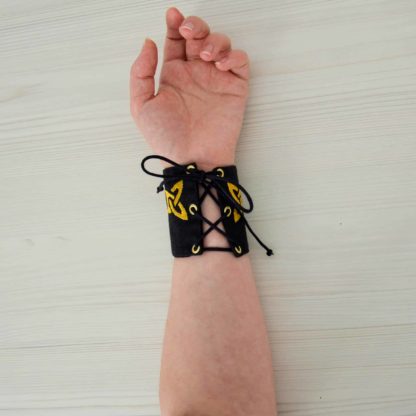 Bracelet en tissu noir brodé en doré d'un Claddagh, vue arrière