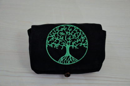 Avant d'une escarcelle noire brodée d'un arbre de vie Yggdrasil vert