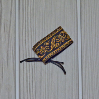 Bracelet en tissu noir brodé en doré d'un motif de feuillage baroque