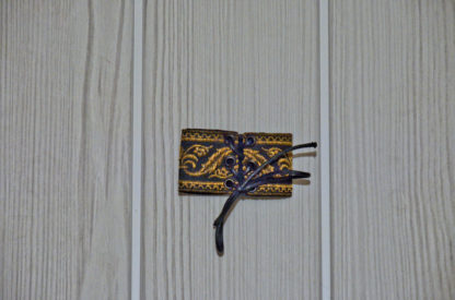 Bracelet en tissu noir brodé en doré d'un motif de feuillage baroque, vue arrière