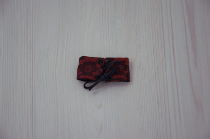 Bracelet en tissu rouge et dentelle noire, vue arrière