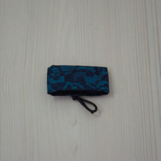 Bracelet en tissu bleu et dentelle noire