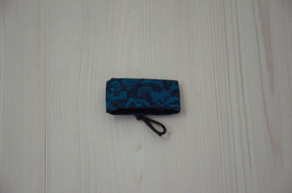 Bracelet en tissu bleu et dentelle noire