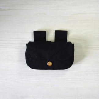 escarcelle simple noire avec bouton bois brut
