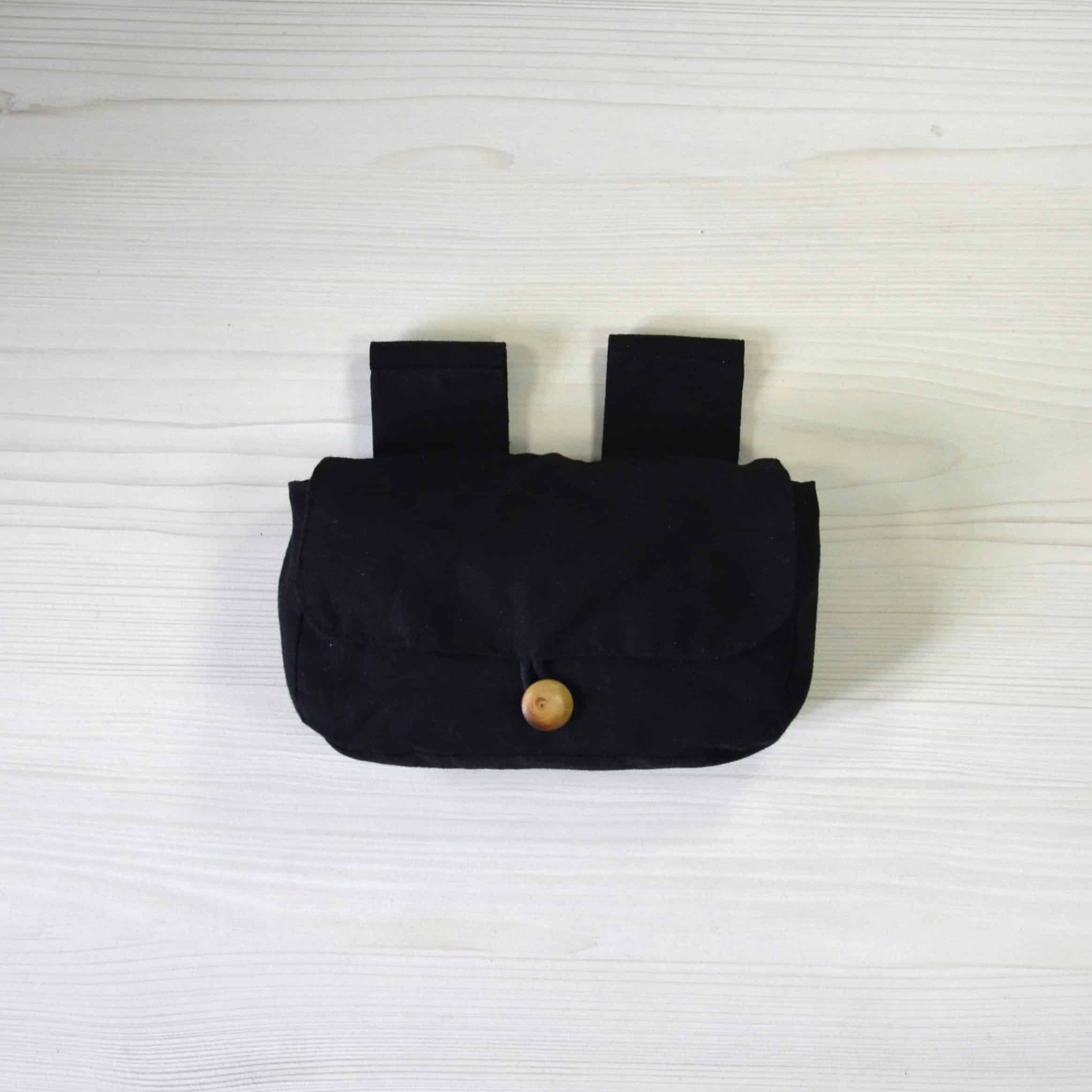 escarcelle simple noire avec bouton bois brut