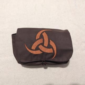 Escarcelle brodée du motif des trois cornes d'Odin
