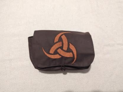 Escarcelle brodée du motif des trois cornes d'Odin